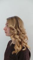 Вечерняя укладка. Это сложная укладка с применением укладочных средств, бигуди, щипцов, плойки, утюжка и т.д. Мастер работает без применения фурнитуры (шпильки, невидимки и т.д.) А так же формирования локонов при помощи брашинга по всей массе волос на дл, Вечерняя укладка. Это сложная укладка с применением укладочных средств, бигуди, щипцов, плойки, утюжка и т.д. Мастер работает без применения фурнитуры (шпильки, невидимки и т.д.) А так же формирования локонов при помощи брашинга по всей массе волос на дл,