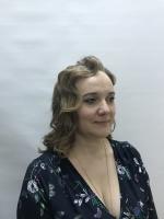  Вечерняя укладка. Это сложная укладка с применением укладочных средств, бигуди, щипцов, плойки, утюжка и т.д. Мастер работает без применения фурнитуры (шпильки, невидимки и т.д.) А так же формирования локонов при помощи брашинга по всей массе волос на дл,
