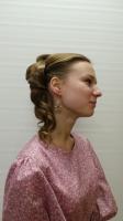  Причёска вечерняя. Это праздничная причёска (подколотых волос более 50%). Чаще всего с декоративными элементами и украшениями, с применением шпилек, заколок и невидимок, укладочных средств, а так же формирование локонов при помощи плойки или утюжка по все,