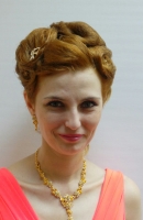  Причёска вечерняя. Это праздничная причёска (подколотых волос более 50%). Чаще всего с декоративными элементами и украшениями, с применением шпилек, заколок и невидимок, укладочных средств, а так же формирование локонов при помощи плойки или утюжка по все,