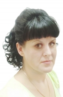  Вечерняя укладка. Это сложная укладка с применением укладочных средств, бигуди, щипцов, плойки, утюжка и т.д. Мастер работает без применения фурнитуры (шпильки, невидимки и т.д.) А так же формирования локонов при помощи брашинга по всей массе волос на дл, Причёска вечерняя. Это праздничная причёска (подколотых волос более 50%). Чаще всего с декоративными элементами и украшениями, с применением шпилек, заколок и невидимок, укладочных средств, а так же формирование локонов при помощи плойки или утюжка по все,