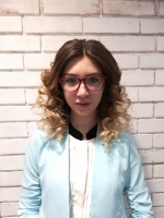  Причёска вечерняя. Это праздничная причёска (подколотых волос более 50%). Чаще всего с декоративными элементами и украшениями, с применением шпилек, заколок и невидимок, укладочных средств, а так же формирование локонов при помощи плойки или утюжка по все,